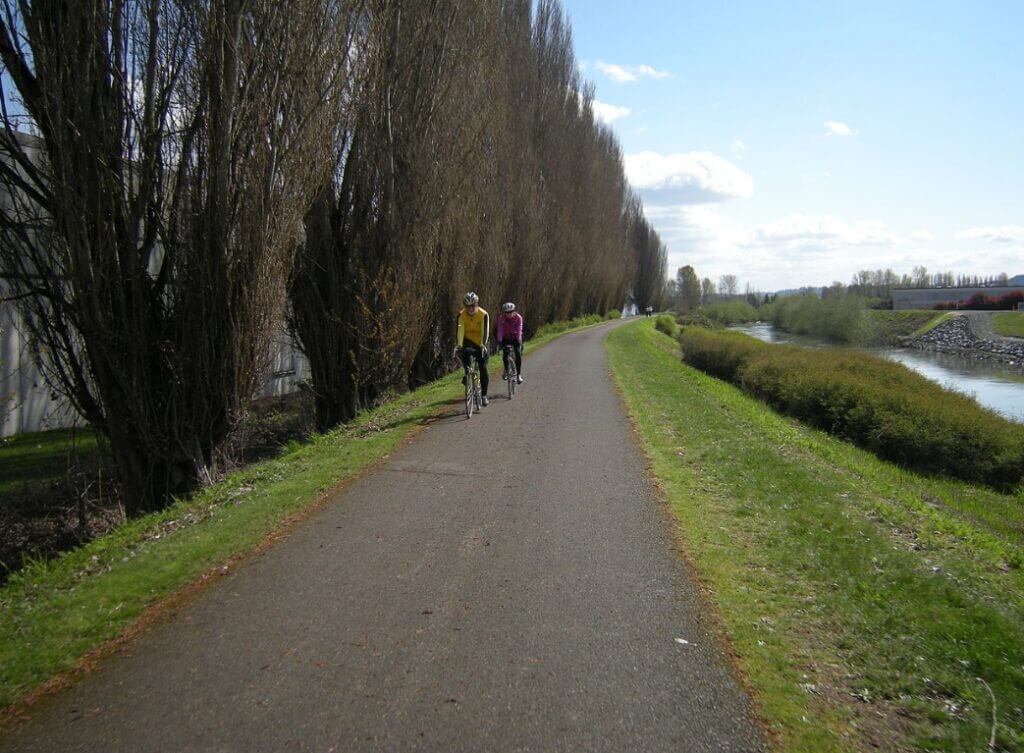 Bicycles on the Green River Trail / Wikipedia / Joe Mabel
Link: https://en.wikipedia.org/wiki/Green_River_Trail#/media/File:Green_River_Trail_-_Desimone_Levee_01.jpg