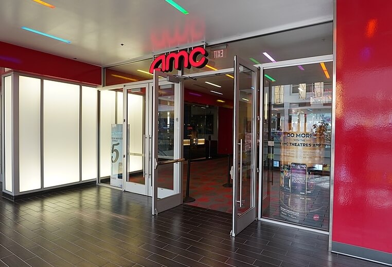 Entrance of AMC Vancouver Mall 23 / Wikimedia Commons / Baltakatei
Link: https://commons.wikimedia.org/wiki/File:AMC_Vancouver_Mall_23,_entrance,_March_2020.jpg
