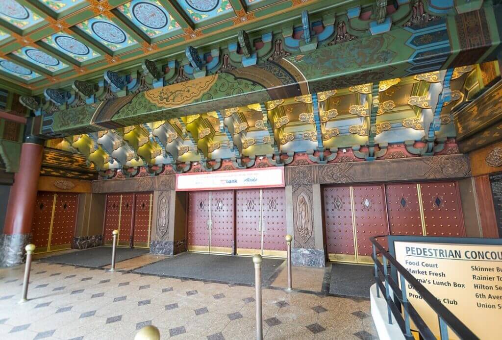 Entry to the theater with decorative brackets above / Wikipedia / Difference engine
Link: https://en.wikipedia.org/wiki/5th_Avenue_Theatre#/media/File:Entrance_to_5th_Avenue_Theatre,_Seattle.jpg