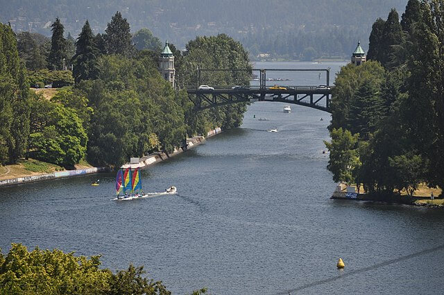 Montlake Bridge from the west / Wikipedia / Joe Mabel
Link: https://en.wikipedia.org/wiki/Montlake_Bridge#/media/File:Seattle_-_Montlake_Cut_from_E_Shelby_&_10th_E_03.jpg