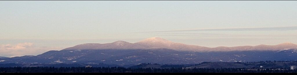 Mount Spokane and surrounding mountains / Wikipedia / Mark Wagner
Link: https://en.wikipedia.org/wiki/Mount_Spokane_State_Park#/media/File:Mt_Spokane_ridgeline_20070106.jpg