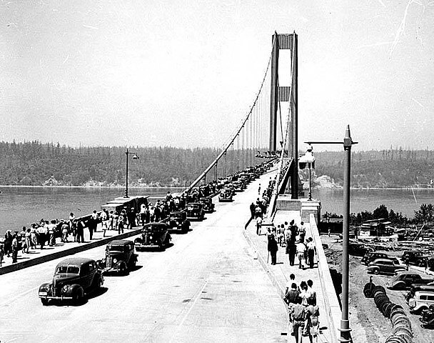 Opening day of the Tacoma Narrows Bridge, Tacoma, Washington, July 1, 1940 / Wikipedia / University of Washington Libraries Digital Collections
Link: https://en.wikipedia.org/wiki/Tacoma_Narrows_Bridge_(1940)#/media/File:Opening_day_of_the_Tacoma_Narrows_Bridge,_Tacoma,_Washington.jpg