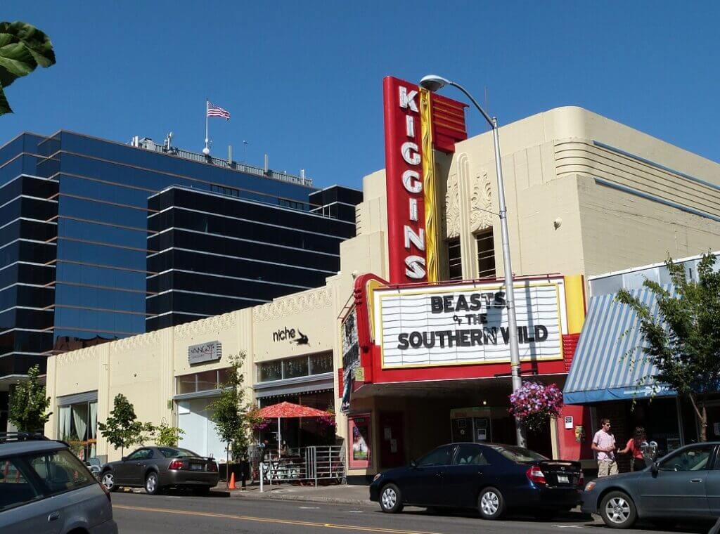 The Kiggins Theatre in 2012. / Wikipedia / Ian Poellet
Link: https://en.wikipedia.org/wiki/Kiggins_Theatre#/media/File:Kiggins_Theater_-_Vancouver_Washington.jpg