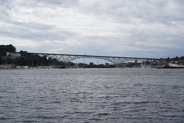 The main span of the bridge in 2015, looking west / Wikipedia / Dllu
Link: https://en.wikipedia.org/wiki/Aurora_Bridge#/media/File:George_Washington_Memorial_Bridge.JPG