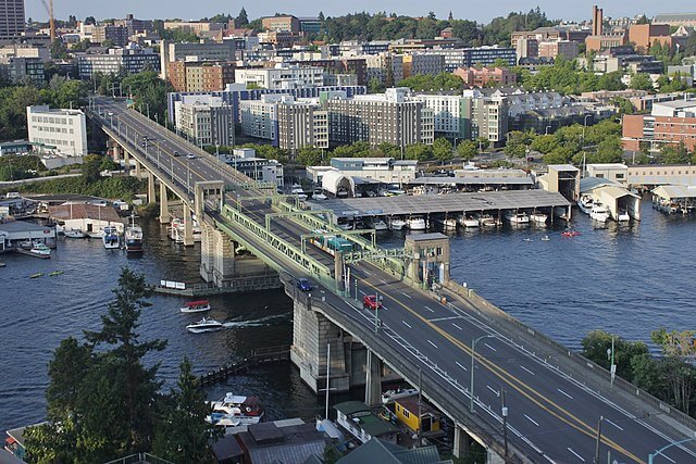 University Bridge in July 2018 as seen from the taller Ship Canal Bridge / Wikipedia / SounderBruce
Link: https://en.wikipedia.org/wiki/University_Bridge_(Seattle)#/media/File:University_Bridge_from_Ship_Canal_Bridge_-_01.jpg