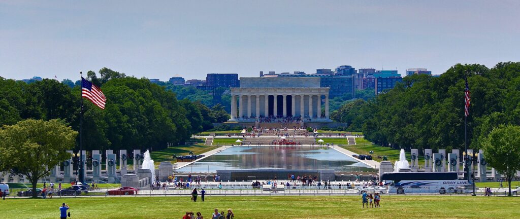 View of the Lincoln Memorial / Flickr / Nutzk

link: https://flickr.com/photos/61022165@N07/with/35077475521/